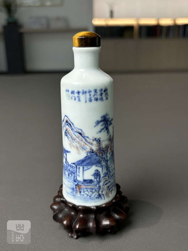 清光绪 青花釉里红山水人物图诗文鼻烟壶（带木底座） - 图2